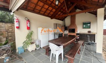 CASA EM COND. FECHADO