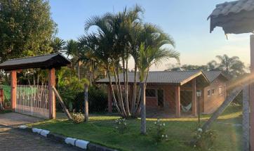 CASA EM COND. FECHADO