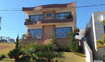 EXCELENTE CASA EM CD. FECHADO