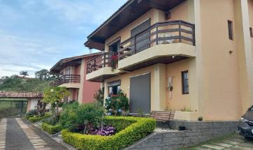 CASA EM CONDOMÍNIO FECHADO