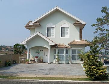 CASA EM CONDOMÍNIO FECHADO