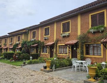 CASA EM COND. FECHADO