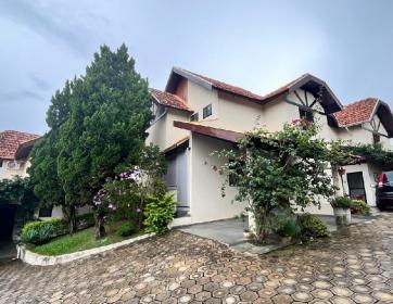 CASA EM COND. FECHADO